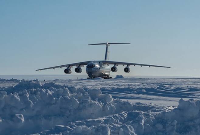 러시아군 주력 수송기인 일류신 IL-76 군용 수송기가 지난 4월 북극해 러시아령 알렉산드라섬, 러시아 최북단 공군 기지 나구르스코예 활주로에 착륙하고 있다. /러시아 국방부