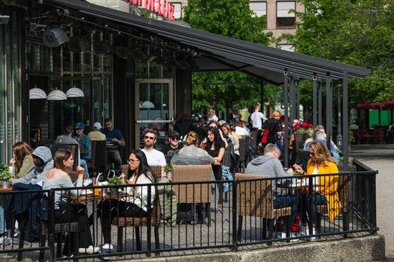 지난 5월 스웨덴 수도 스톡홀름의 한 식당의 모습. 스웨덴은 코로나19 확산 초기 봉쇄령 대신 식당과 학교를 모두 개방하는 등 느슨한 방역 지침을 고수했다. [AFP=연합뉴스]