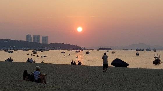 파타야 해변에서 바라 본 일몰.