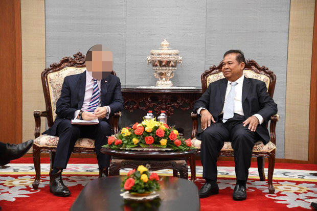 지난 3일(현지시간) 캄보디아 치에 짠토(H.E. Chea Chanto) 캄보디아 중앙은행 총재를 예방한 강 대사(왼쪽)./사진=트위터