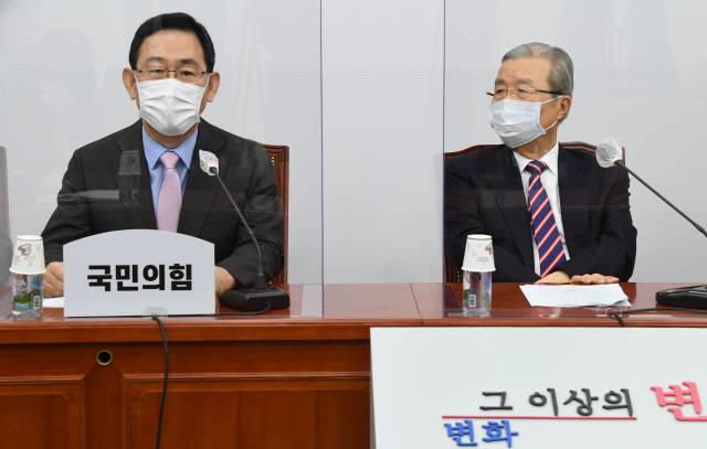주호영(왼쪽) 국민의힘 원내대표가 17일 오전 서울 여의도 국회에서 열린 비상대책위원회 회의에서 발언하고 있다. 오른쪽은 김종인 비상대책위원장. /연합뉴스