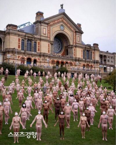 영국 런던 알렉산드라 궁전에 마스크 쓰고 행위예술작품 촬영 참여하러 온 사람들. 스펜서 튜닉 페이스북 캡처=연합뉴스