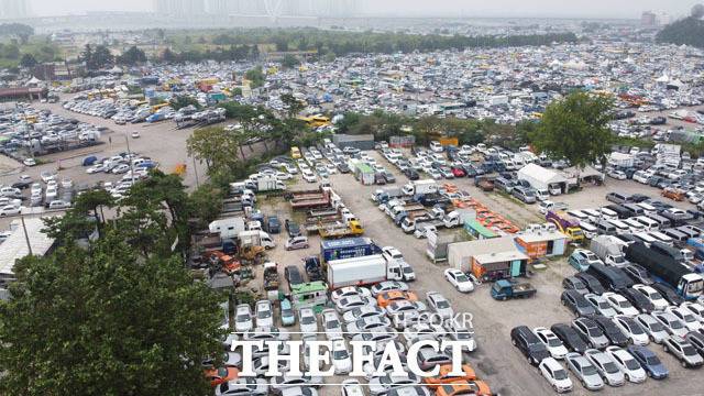 침수차를 구입한 매매업자는 <더팩트>와 인터뷰에서 "침수된 차를 알고 구입했다. 그냥 타는 경우도 있지만 다시 수리해서 운행한다"면서 "수출단지니까 침수차, 사고 차 등 모두 여기서 사고팔고 한다"라고 말했다. 사진은 인천 옥련동에 위치한 송도중고차수출매매단지. /인천=남용희 기자