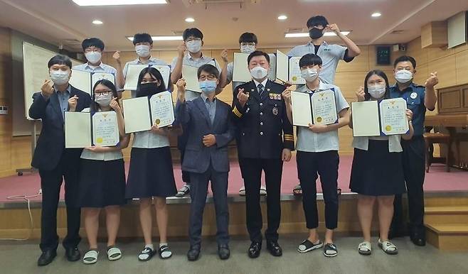지난 7월 28일 경북 포항북부경찰서에서 유리 파편을 청소하는 선행을 보여준 포항 세명고 학생 9명이 표창장을 받고 있다. /경북 포항북부경찰서