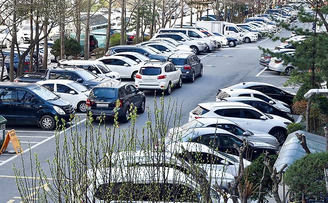 아파트 단지 지상 주차장에 빼곡히 주차된 차 /사진=뉴시스 김종택 기자