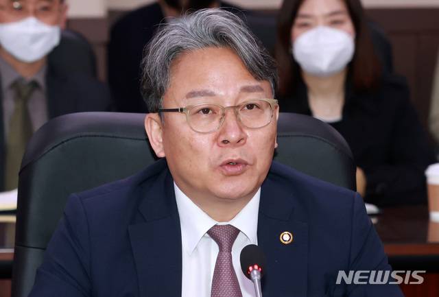 [서울=뉴시스] 이영환 기자 = 손명수 국토교통부 2차관이 지난 4월29일 서울 강서구 한국공항공사 대회의실에서 열린 국토교통부-항공사 CEO 간담회에 참석해 발언을 하고 있다. 2020.09.18.   20hwan@newsis.com