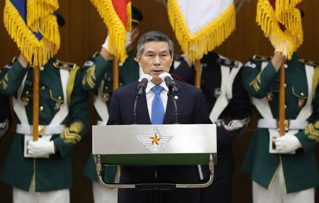[서울=뉴시스] 이임사하는 정경두 국방장관. (사진=국방일보 제공)