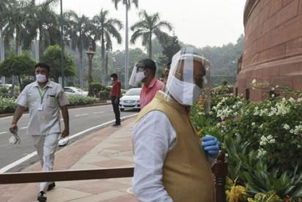 마스크와 안면 보호 장구 등을 착용한 인도의 한 의원이 14일 뉴델리의 국회의사당으로 들어서고 있다./사진=AP 연합뉴스
