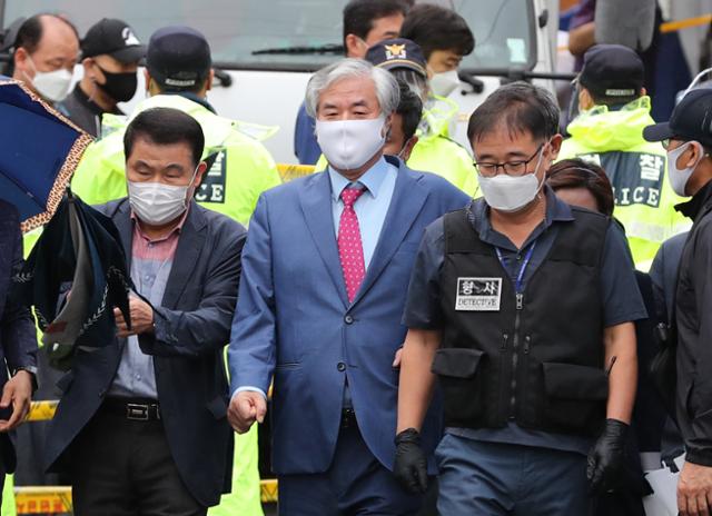 보석 취소로 재수감되는 전광훈 목사가 지난 7일 오후 서울 성북구 사랑제일교회 인근 자택에서 호송차로 이동하고 있다. 뉴스1