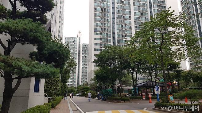 마포태영아파트 단지 내부 모습. 내부에 놀이터 5개, 단지내 상가, 테니스장, 경로당, 교회, 유치원, 롤러스케이트장 등이 있다./사진= 박미주 기자
