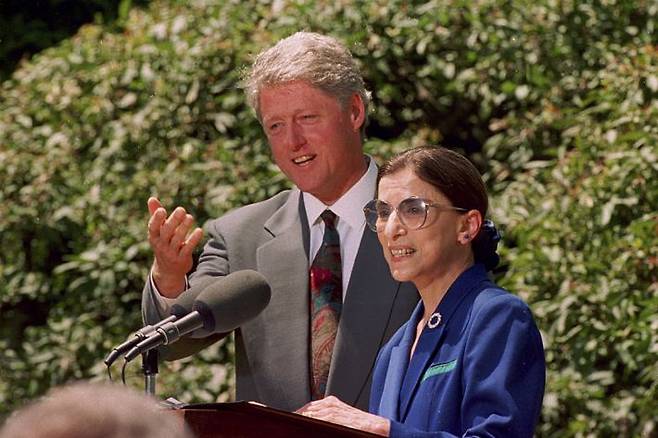 1993년 6월 4일(현지시간) 빌 클린턴 당시 대통령과 긴즈버그 연방대법관 후보자가 기자회견을 하고 있다.(사진=연합뉴스)