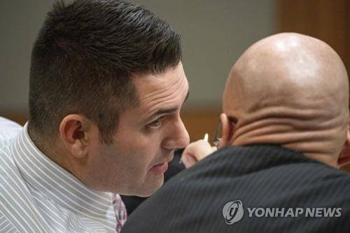 호버보드 탄 채 치아 발치해 기소된 세스 룩하트(왼쪽). [AP=연합뉴스 자료사진]