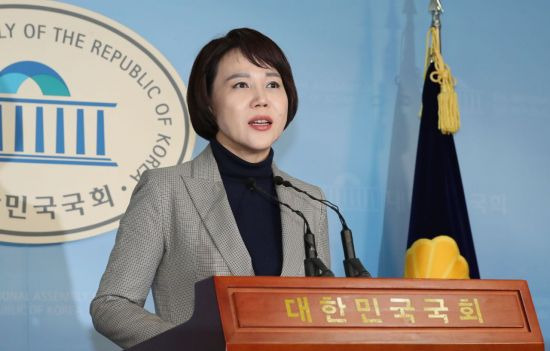 지난 2019년 당시 전현희 더불어민주당 의원(현 국민권익위원회 위원장)이 국회 정론관에서 기자회견을 하고 있다./사진=연합뉴스