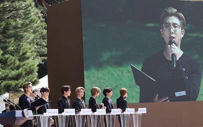 19일 오전 청와대 녹지원에서 열린 제1회 청년의날 기념식에서 방탄소년단(BTS)이 청년대표로 참석, 청년들을 향한 응원의 메시지를 보내고 있다. 2020.9.19/연합뉴스