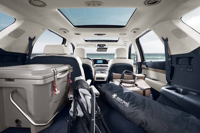 팰리세이드 2열 시트(위 사진)와 트렁크.