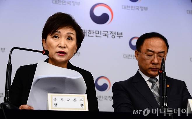 김현미 국토교통부 장관이 4일 종로구 정부서울청사에서 서울권역 등 수도권 주택공급 확대방안을 브리핑하고 있다. / 사진=이기범 기자 leekb@