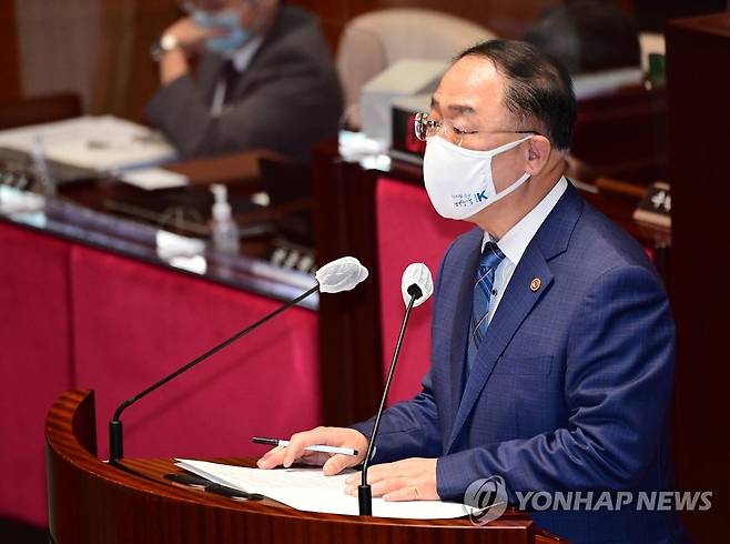 4차 추경 제안설명하는 홍남기 경제부총리 (서울=연합뉴스) 진성철 기자 = 홍남기 경제부총리가 18일 국회 예산결산특별위원회 전체회의에서 제4차 추가경정예산안에 대해 제안설명을 하고 있다. 2020.9.18 zjin@yna.co.kr