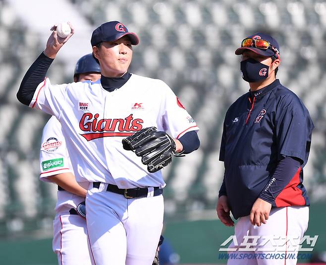 20일 부산 사직야구장에서 KBO리그 롯데와 NC의 더블헤더 1차전 경기가 열렸다. 롯데 선발 이승헌이 5회 2사 3루에서 마운드를 내려가고 있다. 부산=송정헌 기자 songs@sportschosun.com/2020.09.20/