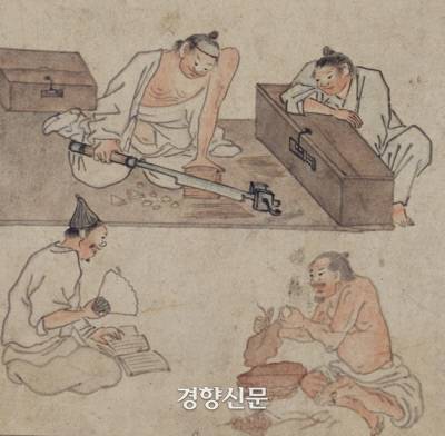 단원 김홍도의 ‘담배썰기’. 넓은 담배의 잎을 추려낸 다음 작두판에 눌러서 썰어내고 있다. |국립중앙박물관 소장