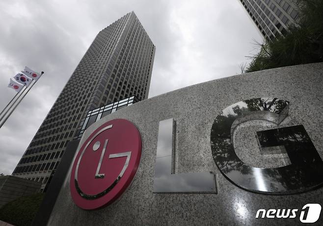LG화학이 배터리 부문의 물적분할을 추진할 것이라는 소식 이후 주가가 높은 변동성을 보이고 있다. /사진=뉴스1