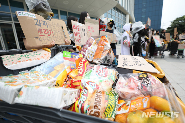 [서울=뉴시스]전신 기자 = 지난 7월2일 서울 성동구 이마트 성수점 앞에서 녹색연합, 녹색미래 등 환경단체 회원 등이 기자회견을 열고 대형 유통업체의 포장 제품 재포장 금지 제도 즉각 시행을 촉구하고 있다. 2020.07.02.  photo1006@newsis.com