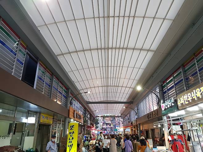 지난 8월 완공된 울산 태화시장 스카이어닝ⓒ박치현기자