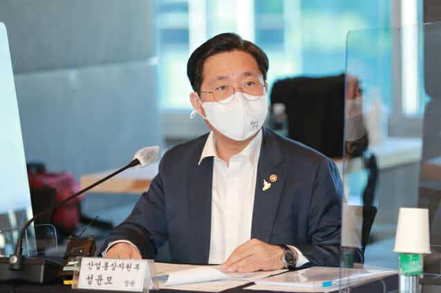 22일 오후 서울 을지로 쏘울에너지 회의실에서 개최된 '에너지혁신기업 간담회'에서 성윤모 산업통상자원부 장관이 발언하고 있다. 사진=산업부