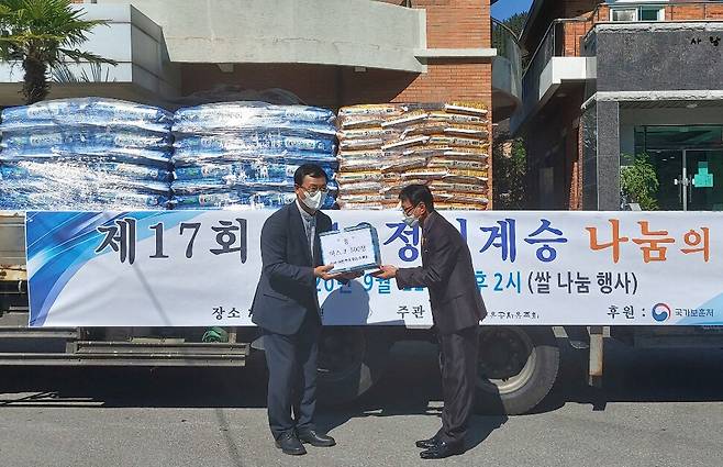 22일 김영훈 5·18유족회장(오른쪽)이 추석을 맞아 광주광역시 남구 사회복지시설 소화자매원에 쌀과 마스크를 전달하고 있다. 5·18유족회 제공