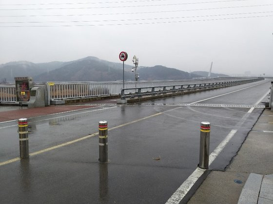 대구 달성군과 경북 고령군 사이에 있는 우륵교. 사진에 보이는 쇠말뚝은 지난 2019년 초 모습이다. [중앙포토]