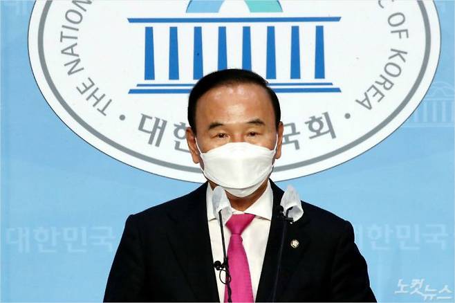 국민의힘 박덕흠 의원(사진=윤창원 기자)


박 의원은 지난 5년간 국회 국토위원으로 활동하면서 본인 및 가족이 대주주로 있는 건설사들이 국토위 피감기관인 국토교통부 및 산하기관 등으로부터 최대 1천억원대의 일감을 수주하게 했다는 의혹을 받고 있다. 윤창원기자