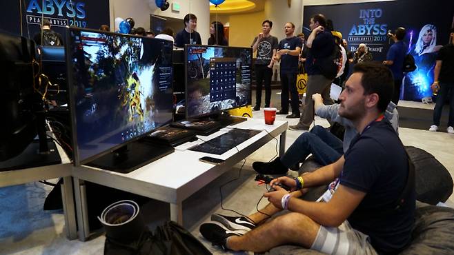 지난해 북미게임쇼 ‘E3’에서 게이머들이 ‘검은사막’ 콘솔버전을 즐기고 있다.