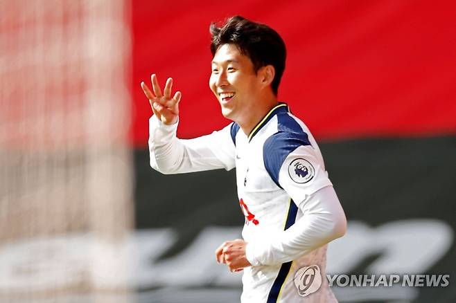'한 경기 4골!' 기뻐하는 손흥민 (사우샘프턴 AFP=연합뉴스) 토트넘 홋스퍼의 손흥민이 20일(현지시간) 영국 사우샘프턴의 세인트 메리스 스타디움에서 열린 사우샘프턴과의 2020-2021 잉글랜드 프리미어리그(EPL) 2라운드에서 4번째 골을 넣은 뒤 기뻐하고 있다. 손흥민은 이날 총 4골을 터뜨리며 토트넘의 5-2 승리를 이끌었다. [재판매 및 DB 금지] leekm@yna.co.kr