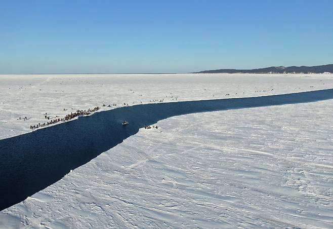 올 1월 러시아의 시베리아 동부 사할린 섬에서 거대한 얼음 땅 사이로 물이 흐르는 모습. AP=연합뉴스