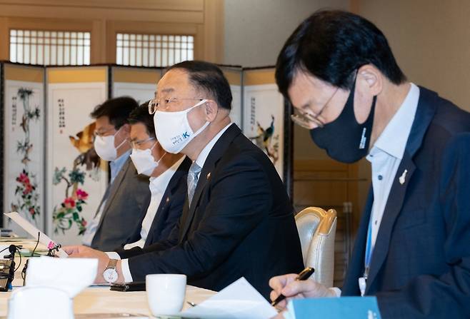 홍남기 부총리가 23일 오전 서울 종로구 정부서울청사 국무위원식당에서 열린 제7차 부동산시장 점검 관계장관회의에 참석해 “공공재개발 시범사업지를 12월부터 선정할 계획이며 현재 관심 조합이 수십곳”이라고 말했다. /사진=뉴시스 김명원 기자
