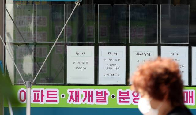 23일 서울 마포구의 한 부동산중개업소 매물정보란 곳곳이 비어 있다. 임대차 3법 시행 이후 관련 분쟁 증가는 물론 전월세 물건 품귀 현상이 나타나고 있다. /연합뉴스