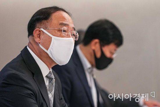 홍남기 경제부총리 겸 기획재정부 장관이 23일 서울 종로구 정부서울청사에서 열린 '부동산시장 점검 관계장관회의'에 참석해 모두발언 하고 있다./강진형 기자aymsdream@