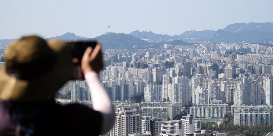 서울 아파트값과 전셋값이 좀처럼 안정세로 접어들지 못하고 있다. 한 시민이 아파트 밀집 지역을 촬영하고 있다. 



연합뉴스