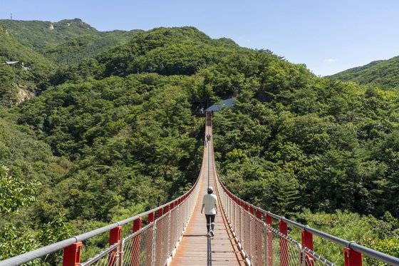 파주 감악산 출렁다리. 한때 주말 하루 5000명이 다녀갈만큼 붐볐지만, 코로나 사태 이후 많이 한적해졌다.