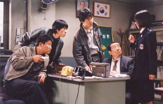 봉준호 감독의 출세작 '살인의 추억'. 서울 형사와 시골 형사가 의문의 연쇄살인사건에 휘말린다. [사진 싸이더스]