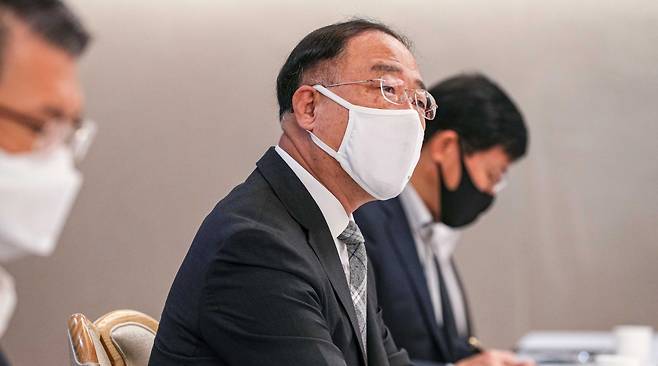 홍남기 부총리가 지난 23일 오전 서울 종로구 정부서울청사 국무위원식당에서 열린 제7차 부동산시장 점검 관계장관회의에 참석해 “최근 서울 주택시장이 안정세”라고 말했다. /사진=뉴시스 김명원 기자