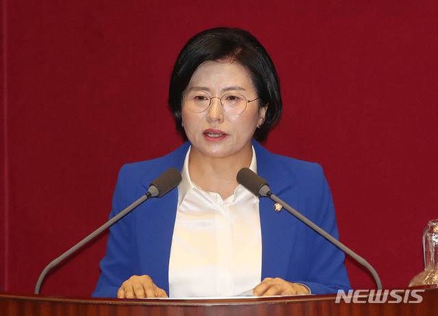 [서울=뉴시스] 김진아 기자 = 양경숙 더불어민주당 의원이 4일 서울 여의도 국회에서 열린 본회의에서 5분 자유발언을 하고 있다. 2020.08.04. bluesoda@newsis.com