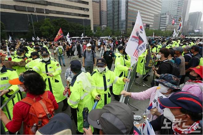 보수단체 집회 참가자들이 지난달 15일 서울 종로구 광화문광장에서 8·15 광복절 집회에 참석하기 위해 바리케이드를 밀고 경찰과 대치하고 있는 모습.(사진=이한형 기자/자료사진)