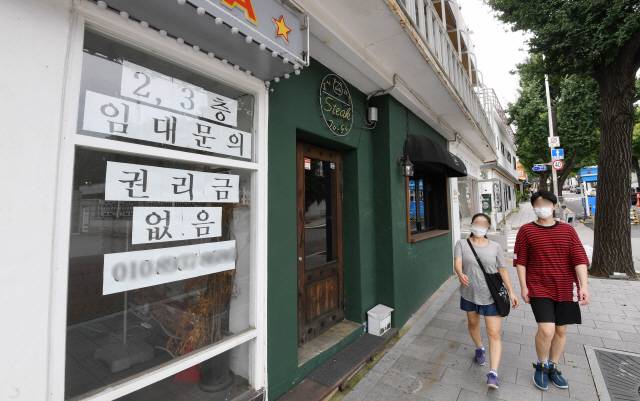 서울 삼청동의 한 문닫은 상가에 권리금 없이 임대를 내놓는 안내문이 붙어 있다./서울경제DB