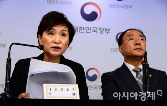 김현미 국투부장관이 지난달 4일 서울 종로구 정부서울청사에서 서울권역 등 수도권 주택공급 확대방안에 대해 브리핑하고 있다./강진형 기자aymsdream@