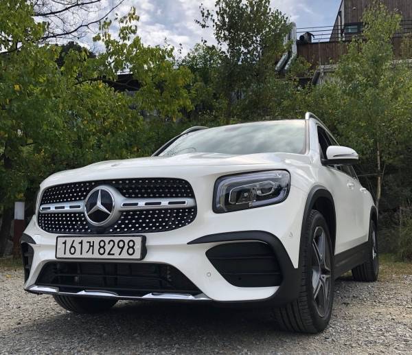 메르세데스-벤츠가 베이비 G바겐으로 불리는 매력적인 디자인과 동급 최고 공간활용성을 갖춘 신규 SUV '더 뉴 GLB'를 출시했다.