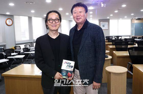 선동열 전 감독은 송길영 다음소프트 부사장(왼쪽)으로부터 '젊은 세대의 트렌드'라는 주제로 강의를 들었다. 정시종 기자