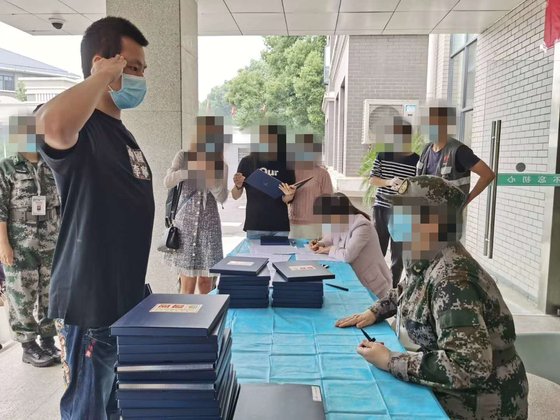 3월 19일 칸시노사 백신 1차 임상 시험이 우한에서 진행됐다. 지원자 108명 중 1명인 전직 군인 주아오빙. [본인 제공]