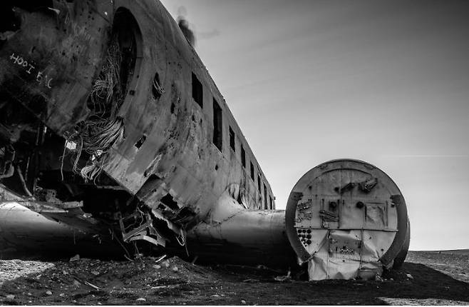 추락한 카미트 동체 모습. 네모 모양의 창문이 보인다. [사진 한국공항공사]
