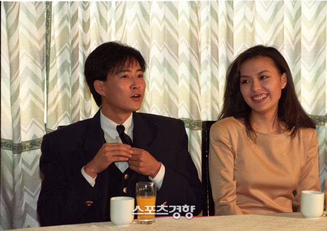 1993년 결혼을 발표하는 최수종-하희라 커플. 경향신문 DB