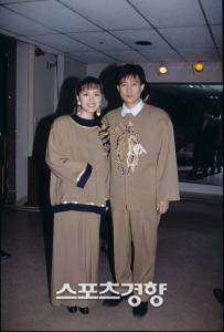 ‘93청룡영화상 시상식장에 들어서는최수종-하희라 커플. 경향신문 DB